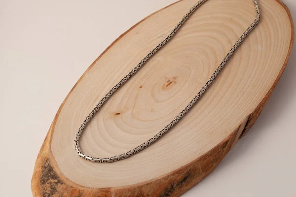 Серебряная Цепь Деревянном Фоне — стоковое фото
