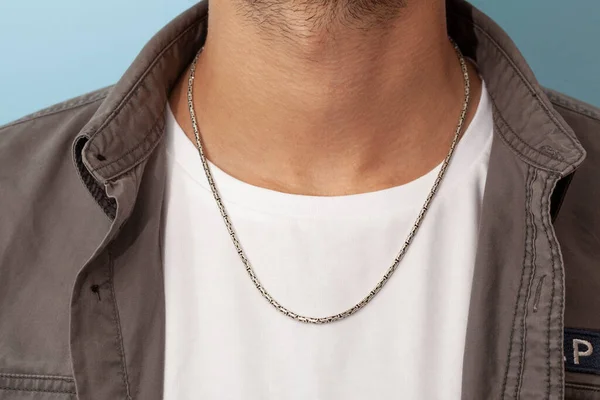 男人脖子上的银项链 穿着灰色衬衫和白色T恤 电子商贸男子产品销售形象 — 图库照片