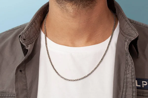 Srebrny Naszyjnik Szyi Mężczyzny Szarej Koszuli Białej Koszulce Commerce Wizerunek — Zdjęcie stockowe