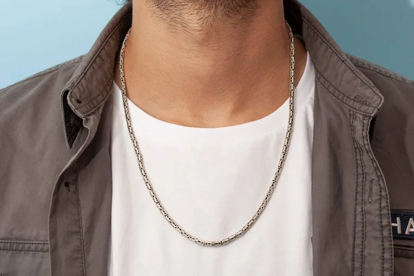 Silberne Halskette Hals Des Mannes Mit Grauem Hemd Und Weißem — Stockfoto