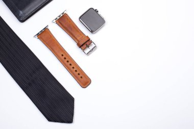Elektronik saat ve deri saat kayış beyaz üzerine