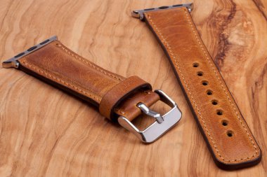 Ahşap zeminde deri saat bandı