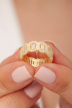 Kadın parmağında zarif gümüş bir yüzük. Çevrimiçi satış için yüzük, bakımlı ellerde parlıyor.