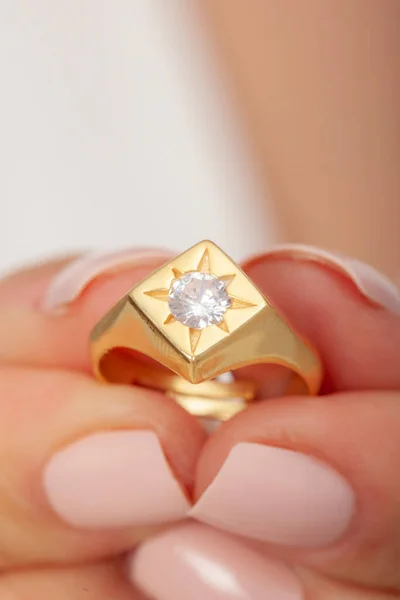 Stilvoll Aussehender Silberring Weiblichen Finger Ring Zum Online Verkauf Der — Stockfoto