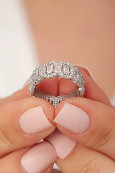 女性手指上的银戒指看起来很时髦 戒指在网上销售 闪亮在整洁的手中 — 图库照片