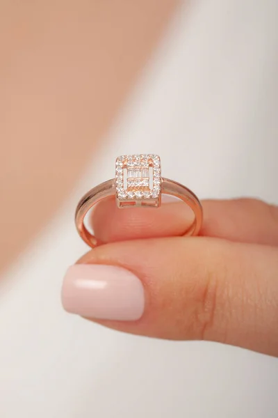 Κομψό Ασημένιο Δαχτυλίδι Στο Γυναικείο Δάχτυλο Δαχτυλίδι Για Online Πώληση — Φωτογραφία Αρχείου