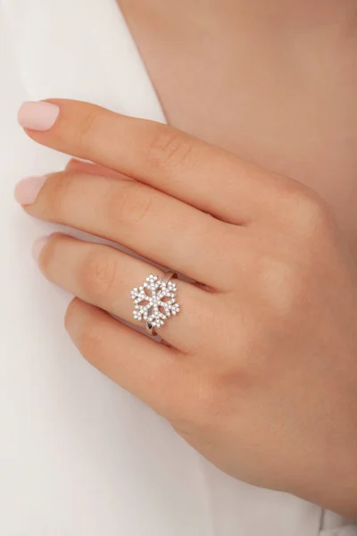 Κομψό Ασημένιο Δαχτυλίδι Στο Γυναικείο Δάχτυλο Δαχτυλίδι Για Online Πώληση — Φωτογραφία Αρχείου