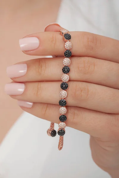 Dame Aux Ongles Bien Entretenus Présente Beaux Bracelets — Photo