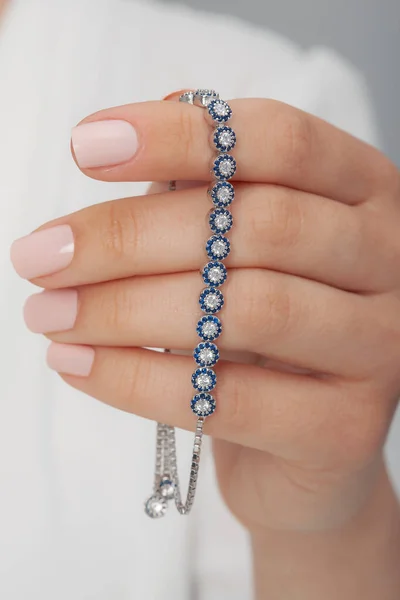 Die Dame Mit Gepflegten Nägeln Präsentiert Wunderschöne Armbänder — Stockfoto