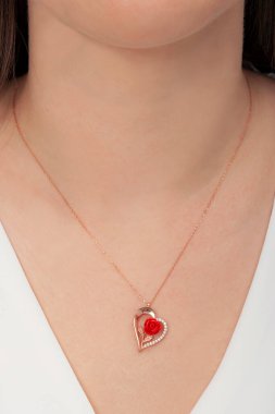 Tırnakları bakımlı olan bayan, çok güzel kolyeler veriyor. Gümüş, elmas, altın kolyeler.