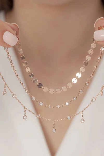 Presenta Hermosos Collares Con Uñas Bien Arregladas Hermosa Joven Con — Foto de Stock