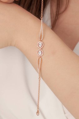 Tırnakları bakımlı olan kadın güzel bilezikler sergiliyor. Bileklik resimleri e-ticaret satışlarında kullanılabilir..