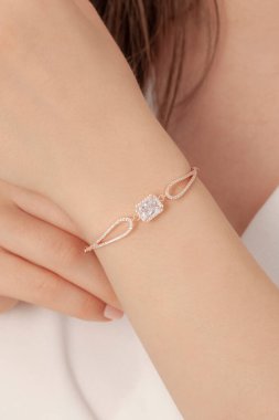 Tırnakları bakımlı olan kadın güzel bilezikler sergiliyor. Bileklik resimleri e-ticaret satışlarında kullanılabilir..