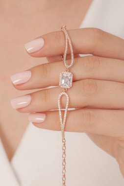 Tırnakları bakımlı olan kadın güzel bilezikler sergiliyor. Bileklik resimleri e-ticaret satışlarında kullanılabilir..