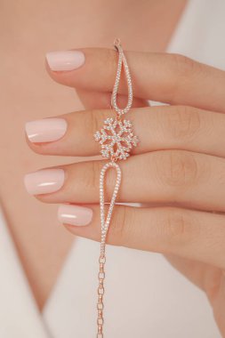 Tırnakları bakımlı olan kadın güzel bilezikler sergiliyor. Bileklik resimleri e-ticaret satışlarında kullanılabilir..