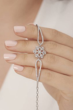 Tırnakları bakımlı olan kadın güzel bilezikler sergiliyor. Bileklik resimleri e-ticaret satışlarında kullanılabilir..