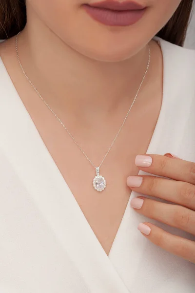 Ухоженными Ногтями Леди Предлагает Красивые Ожерелья Серебро Бриллиант Золотые Ожерелья — стоковое фото