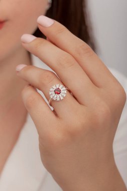 Kadın parmağında zarif gümüş bir yüzük. Çevrimiçi satış için yüzük, bakımlı ellerde parlıyor.