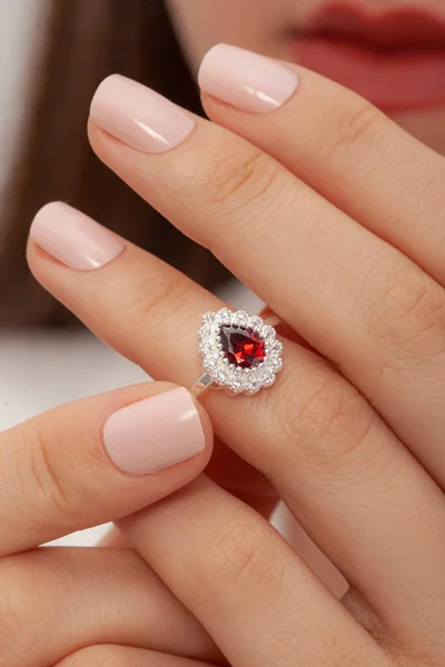 Stilvoll Aussehender Silberring Weiblichen Finger Ring Zum Online Verkauf Der — Stockfoto