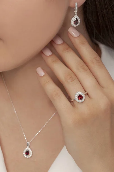 Ofrece Señora Hermoso Conjunto Joyas Con Uñas Bien Arregladas Collar — Foto de Stock