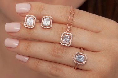 Elmas mücevherler beyaz elbiseli kadınların elinde. E-ticaret için mücevher imajı.