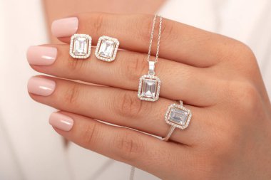 Elmas mücevherler beyaz elbiseli kadınların elinde. E-ticaret için mücevher imajı.