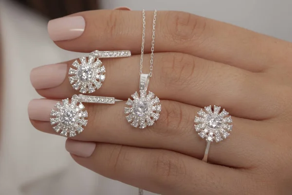 Joyas Diamantes Engastadas Manos Femeninas Traje Blanco Imagen Joyería Para —  Fotos de Stock