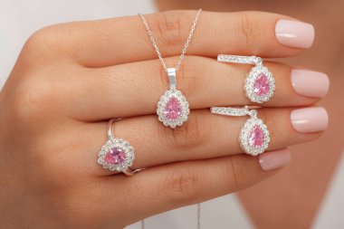 Elmas mücevherler beyaz elbiseli kadınların elinde. E-ticaret için mücevher imajı.