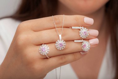 Elmas mücevherler beyaz elbiseli kadınların elinde. E-ticaret için mücevher imajı.