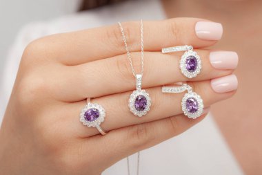 Elmas mücevherler beyaz elbiseli kadınların elinde. E-ticaret için mücevher imajı.