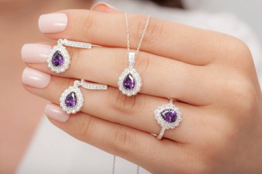 Elmas mücevherler beyaz elbiseli kadınların elinde. E-ticaret için mücevher imajı.