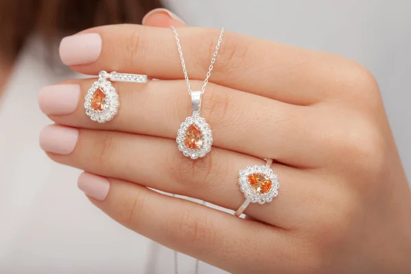 Joyas Diamantes Engastadas Manos Femeninas Traje Blanco Imagen Joyería Para — Foto de Stock