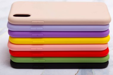 Üst üste yığılmış renkli silikon telefon kılıfları. Telefon kılıfları resmi çevrimiçi satış için alındı