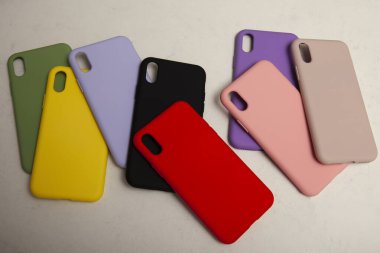 Yerde renkli ve silikon telefon kılıfı, e-ticaret için telefon kılıfı resmi.