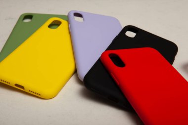 Yerde renkli ve silikon telefon kılıfı, e-ticaret için telefon kılıfı resmi.