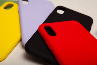 Yerde renkli ve silikon telefon kılıfı, e-ticaret için telefon kılıfı resmi.
