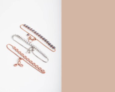 Arkasında elmaslar olan zarif bilezikler. çevrimiçi satış için bileklik resmi.