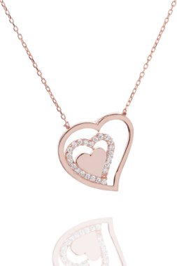 E-ticarette kolye satışı resmi. Online satış resimleri. Beyaz arkaplanda gümüş kolye. 