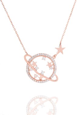 E-ticarette kolye satışı resmi. Online satış resimleri. Beyaz arkaplanda gümüş kolye. 