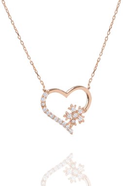 E-ticarette kolye satışı resmi. Online satış resimleri. Beyaz arkaplanda gümüş kolye. 