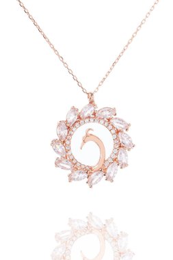 E-ticarette kolye satışı resmi. Online satış resimleri. Beyaz arkaplanda gümüş kolye. 