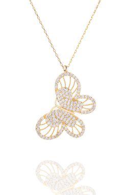 E-ticarette kolye satışı resmi. Online satış resimleri. Beyaz arkaplanda gümüş kolye. 