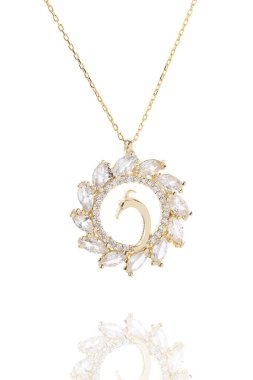 E-ticarette kolye satışı resmi. Online satış resimleri. Beyaz arkaplanda gümüş kolye. 