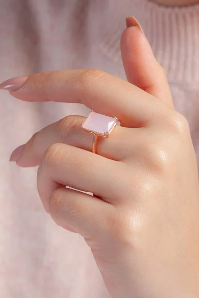 Una Modelo Femenina Bien Arreglada Suéter Rosa Posa Con Anillo — Foto de Stock