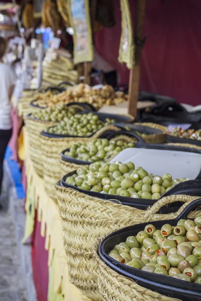 Azeitonas em cestos para venda no mercado — Fotografia de Stock