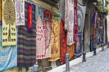 granada, spai bir sokakta görüntülenen renkli el yapımı kumaş