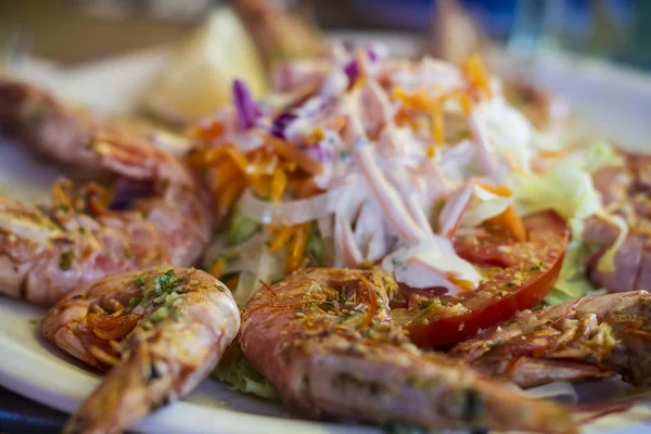 Grilled shrimps with salad — Stock Photo, Image