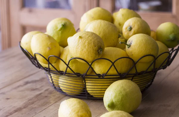 Bahçeden çekilen limon — Stok fotoğraf