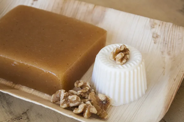 Ayva jöle (membrillo) ile taze peynir ve ceviz