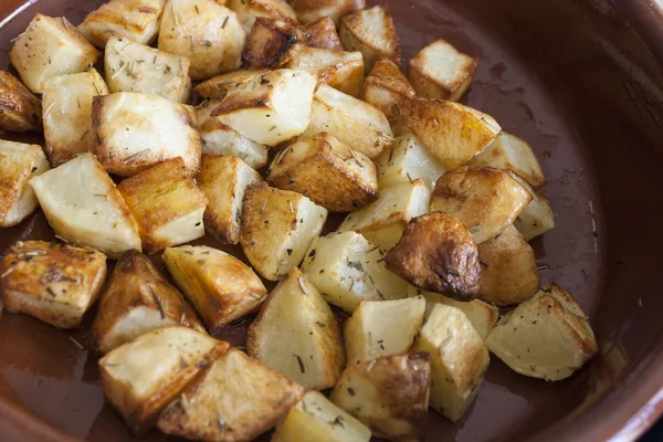 Batatas assadas, cortadas em pedaços — Fotografia de Stock